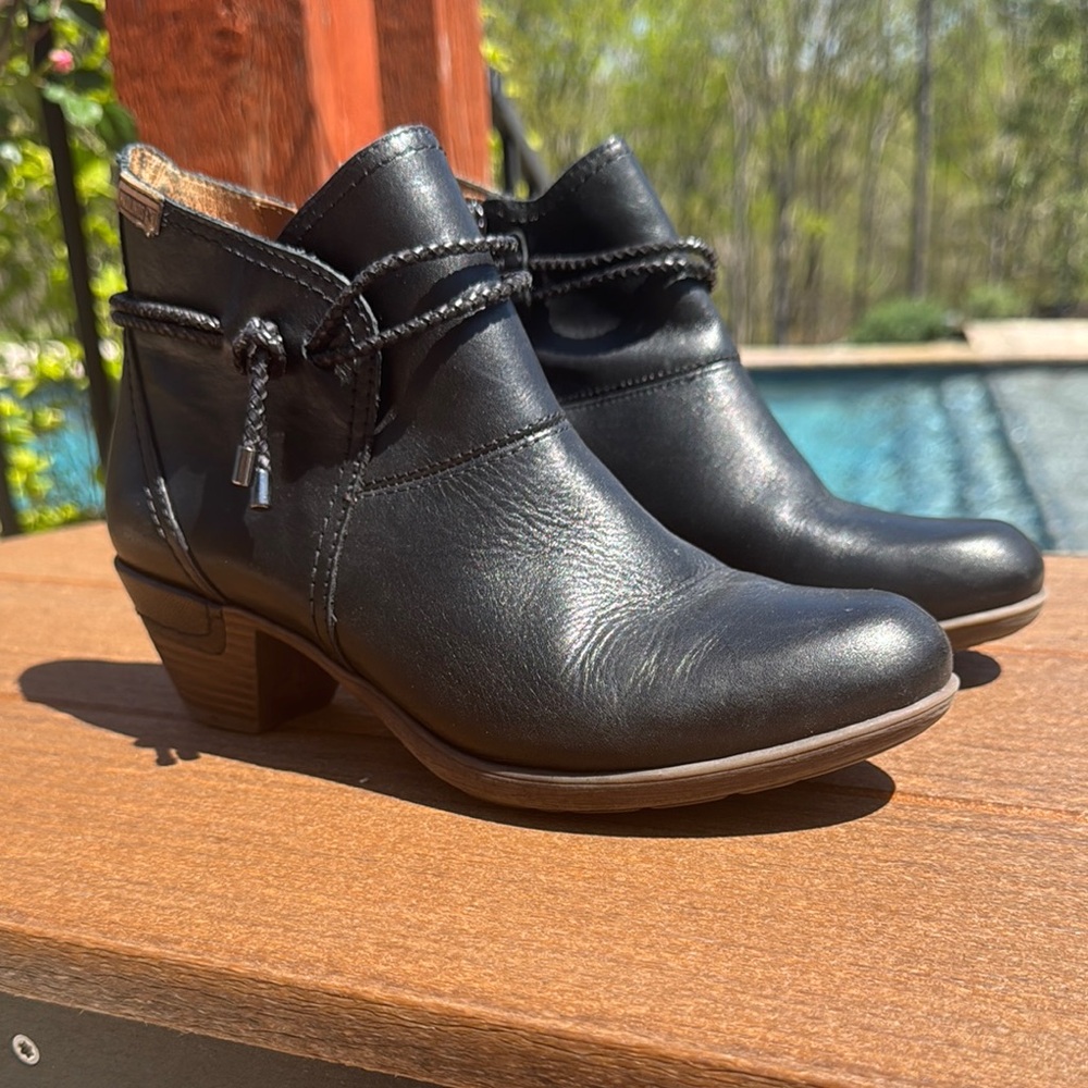 PIKOLINOS Black Ankle Boots with Leather Finish and Decorative Strap